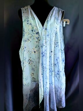 Light Blue Floral Sleeveless Duster Shawl No Tag, One Size